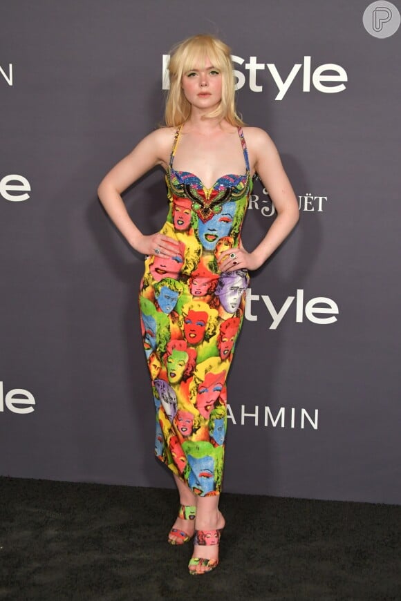 Elle Fanning apsotou em um colorido vestido Versace, da coleção primavera 2018 da grife, para o InStyle Awards, realizado em Los Angeles, na Califórnia, em 23 de outubro de 2017
