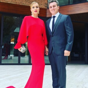 Angélica posa ao lado do marido, Luciano Huck, momentos antes do casamento de Guy e Michelle Alves