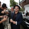 Simpático, Bono Vox desceu antes de ir para o casamento para dar autógrafos aos fãs