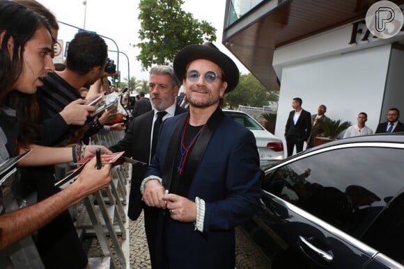 Simpático, Bono Vox desceu antes de ir para o casamento para dar autógrafos aos fãs
