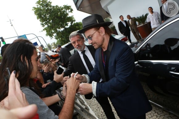 O líder da banda U2 apostou em um look sóbrio e com um quê descontraído