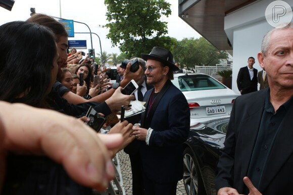 Bono Vox distribuiu autógrafos antes do casamento de Guy Oseary e Michelle Alves