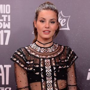 Camila Queiroz deixa hot pants à mostra em look ousado