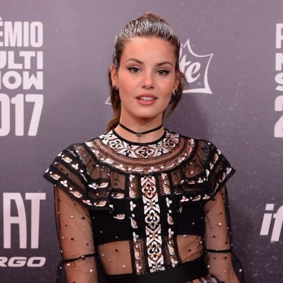 Camila Queiroz deixa hot pants à mostra em look ousado