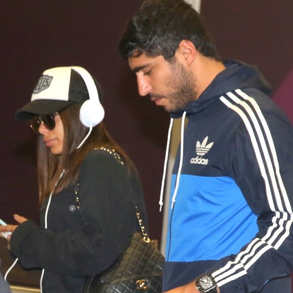Anitta e o namorado, Thiago Magalhães, estão usando alianças e morando juntos