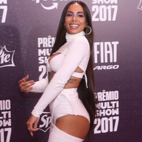 Anitta deixou parte do bumbum à mostra com um look cheio de recortes no Prêmio Multishow