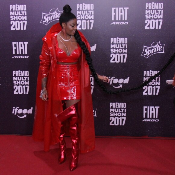 Ludmilla é conhecida por inovar nos estilos de cabelo e usou trança até o chão no Prêmio Multishow