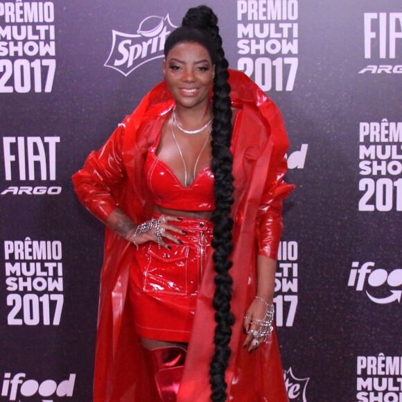 Além da longa trança, Ludmilla também chamou atenção por seu look todo vermeljo com cropped, saia, botas e capa longas