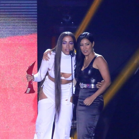 Simone e Simaria venceram prêmio de Melhor Grupo e Música Chiclete por 'Loka', com Anitta