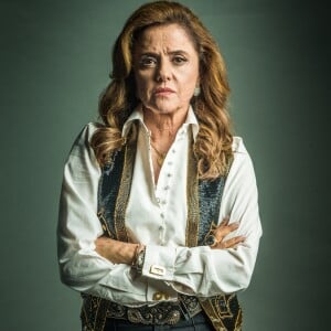 Sophia (Marieta Severo) se revolta com a decisão de Josafá (Lima Duarte) e o chama de 'velho caduco', na novela 'O Outro Lado do Paraíso'