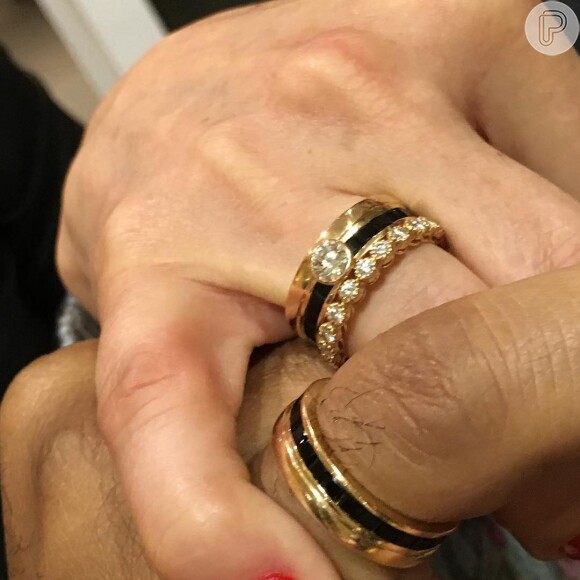 Zilu Camargo e Marco Antonio Teles estão usando um anel de compromisso