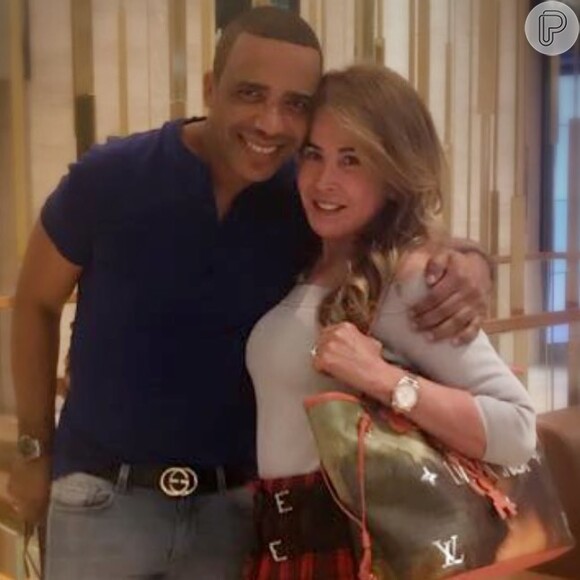 Zilu Camargo, um mês depois de assumir namoro, troca alianças com Marco Antonio Teles, como ele mostrou em foto postada nesta terça-feira, dia 25 de outubro de 2017