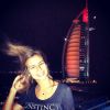 Paula Morais publicou uma foto em que aparece na frente de um famoso hotel em Dubai