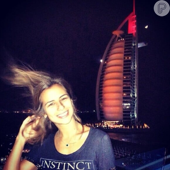 Paula Morais publicou uma foto em que aparece na frente de um famoso hotel em Dubai
