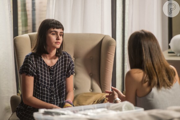 Na novela 'Pega Pega' Bebeth (Valentina Hersazge) pedirá a Luiza (Camila Queiroz) conselhos depois que tiver a primeira vez com Márcio (Jaffar Bambirra)