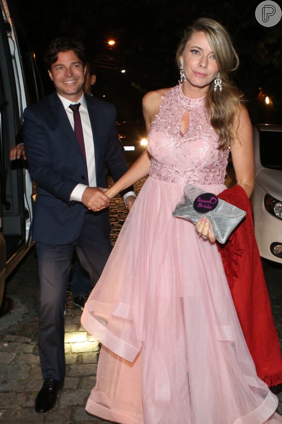 Larissa Burnier, mulher de Erik Marmo, elegeu um longo rosé para o casamento da modelo Michelle Alves com o empresário israelense Guy Oseary, realizado no Rio de Janeiro, em 24 de outubro de 2017