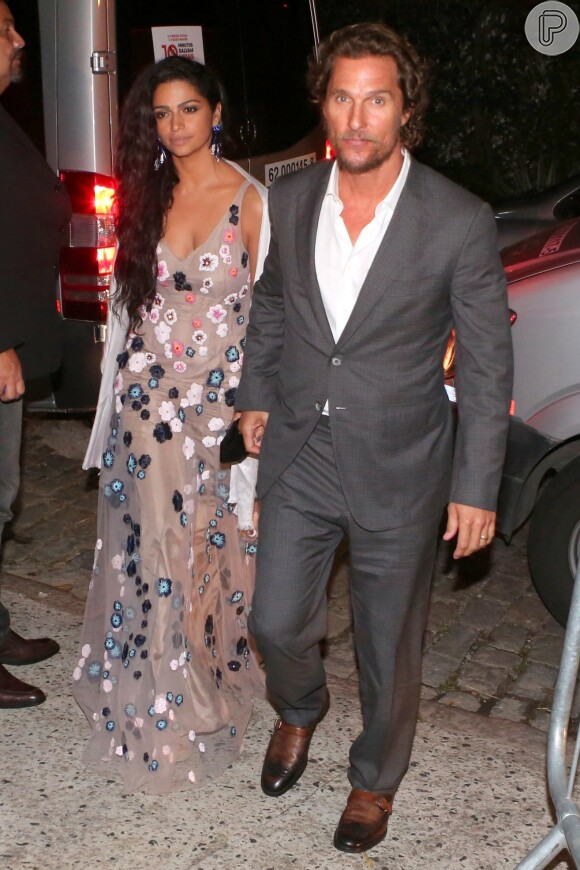 A modelo brasileira Camila Alves, casada com o ator americano Matthew McConaughey, usou longo com bordado de flores no casamento da modelo Michelle Alves com o empresário israelense Guy Oseary, realizado no Rio de Janeiro, em 24 de outubro de 2017