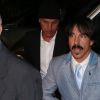 Anthony Kiedis, do grupo 'Red Hot Chili Peppers', usou gravata azul claro e sapatos esportivos no casamento da modelo Michelle Alves com o empresário israelense Guy Oseary, realizado no Rio de Janeiro, em 24 de outubro de 2017