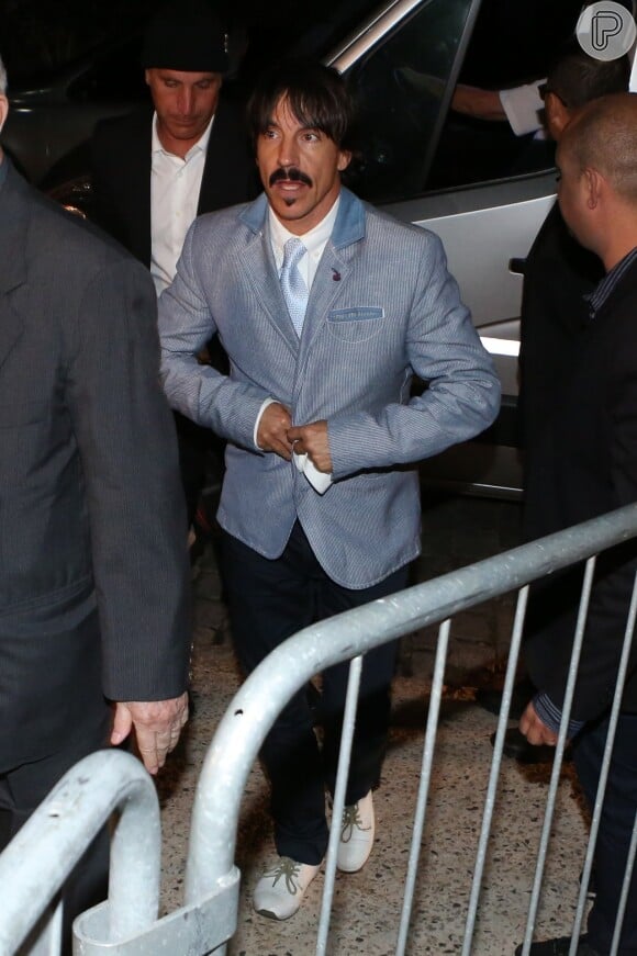Anthony Kiedis, do grupo 'Red Hot Chili Peppers', usou gravata azul claro e sapatos esportivos no casamento da modelo Michelle Alves com o empresário israelense Guy Oseary, realizado no Rio de Janeiro, em 24 de outubro de 2017