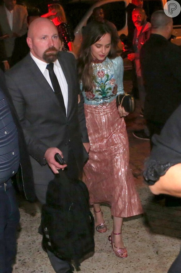A atriz Dakota Johnson usou look Gucci, coleção pré-outono 2017, no casamento da modelo Michelle Alves com o empresário israelense Guy Oseary, realizado no Rio de Janeiro, em 24 de outubro de 2017