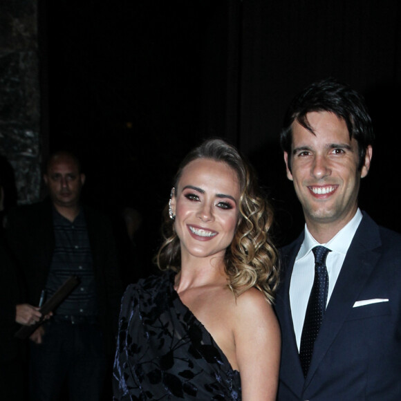 Com o look de um ombro só, Juliana Silveira posou com o marido John Vergara no casamento da modelo Michelle Alves com o empresário israelense Guy Oseary, realizado no Rio de Janeiro, em 24 de outubro de 2017