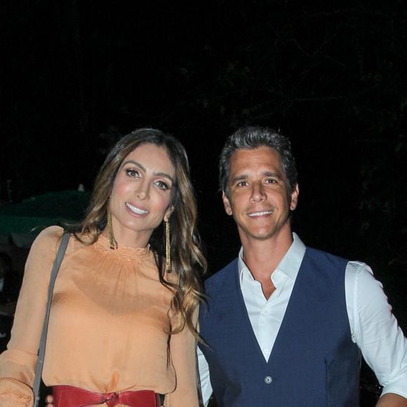 Ao lado da mulher, Andrea Santa Rosa, Marcio Garcia exibiu um visual estiloso no casamento da modelo Michelle Alves com o empresário israelense Guy Oseary, realizado no Rio de Janeiro, em 24 de outubro de 2017