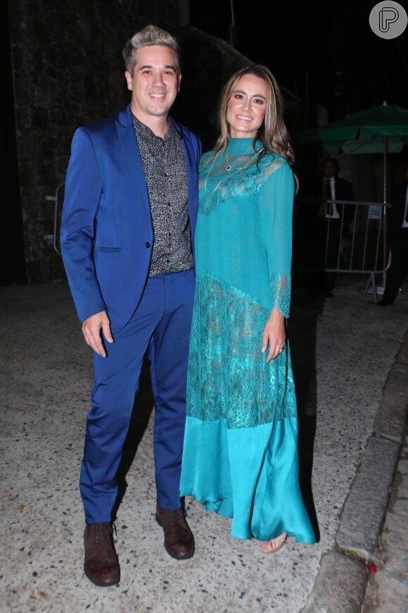 Rogério Flausino e a mulher, Ludmila Carvalho, usaram diferentes tons de azul no casamento da modelo Michelle Alves com o empresário israelense Guy Oseary, realizado no Rio de Janeiro, em 24 de outubro de 2017