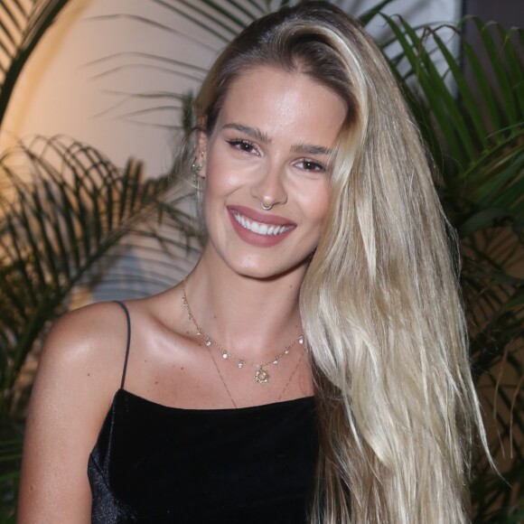 A modelo Yasmin Brunet parou de usar óleo de coco no rosto, mas ainda utiliza o produto para outras finalidades