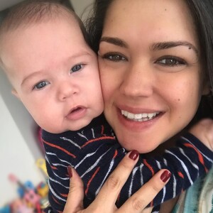 Thais Fersoza mostrou uma foto de Teodoro abraçado a ela: 'Nosso amor fazendo 3 meses hoje! Que benção meu Deus! Obrigada por esse serzinho tão maravilhoso...'