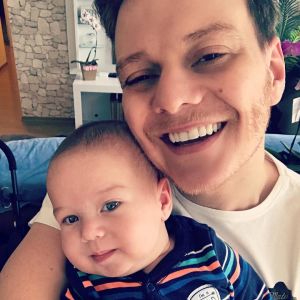 Filho de Thais Fersoza e Teló, Teodoro aparece sorridente aos 3 meses, completados nesta quarta-feira, dia 25 de outubro de 2017