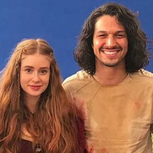 Marina Ruy Barbosa posou com Romulo Estrela, seu par romântico na novela 'Deus Salve o Rei'