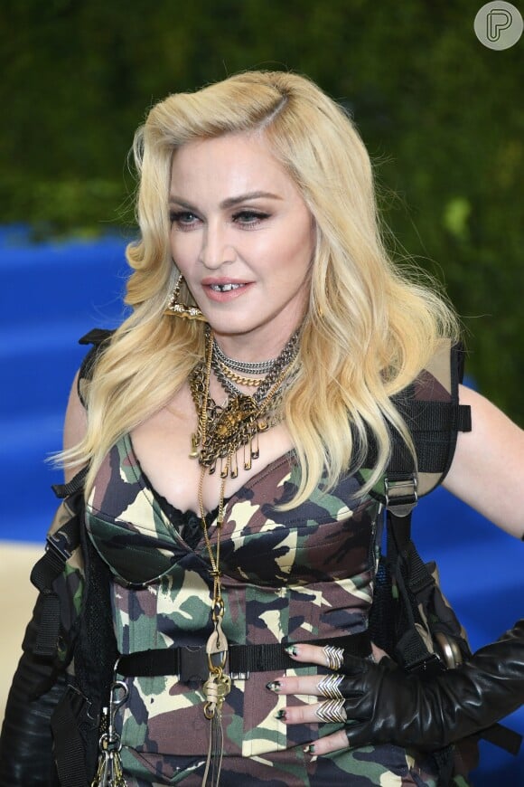 Madonna vai a comunidade no RJ de look camuflado e agita web nesta quarta-feira, dia 25 de outubro de 2017