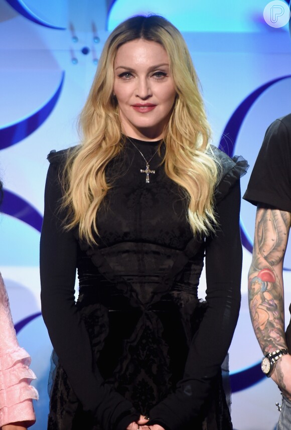 Madonna vai a comunidade no RJ de look camuflado e agita web: 'Cuidado com Bibi'