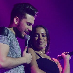 Anitta e o cantor sertanejo Gustavo Mioto dividiram o palco durante a gravação do DVD do músico