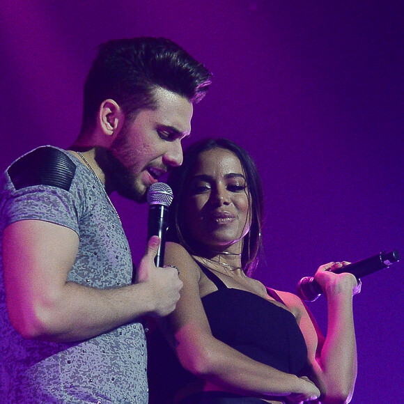 Anitta e o cantor sertanejo Gustavo Mioto dividiram o palco durante a gravação do DVD do músico