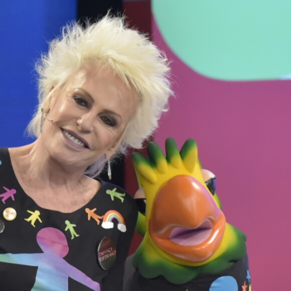 Ana Maria Braga assumiu namoro no 'Mais Você' desta quinta-feira, 26 de outubro de 2017, e foi repreendida pelo Louro José: 'Volta pra pauta!'