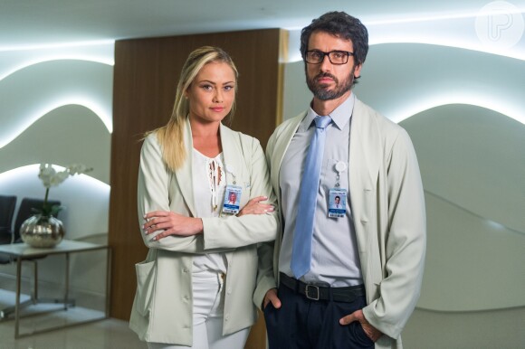 Samuel (Eriberto Leão) namora Suzy (Ellen Rocche) para agradar Adnéia (Ana Lucia Torre), mas não consegue transar com a enfermeira, na novela 'O Outro Lado do Paraíso'