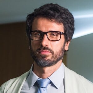 Samuel (Eriberto Leão) é relembrado por Inácio (João Cunha) sobre as relações que os dois tiveram no passado, na novela 'O Outro Lado do Paraíso'