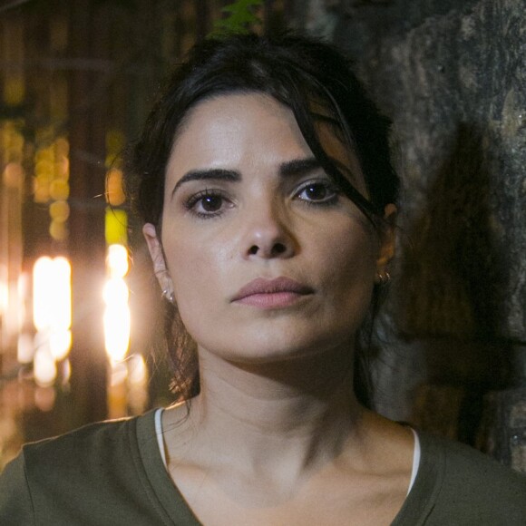 Na novela 'Pega Pega', Antônia (Vanessa Giácomo) interrogará Arlete (Elizabeth Savala) sobre a troca do lauda da morte de Mirella (Marina Rigueira)