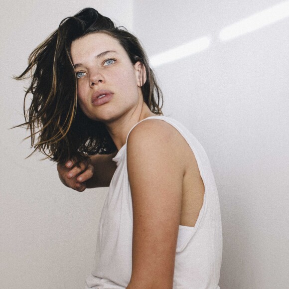 Bruna Linzmeyer rejeita preconceito sobre sexualidade em entrevista à revista 'TPM' divulgada nesta quinta-feira, dia 26 de outubro de 2017