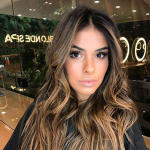 Ex-BBB Munik Nunes publicou uma foto exibindo o novo visual com fios loiros nesta quinta-feira, 26 de outubro de 2017