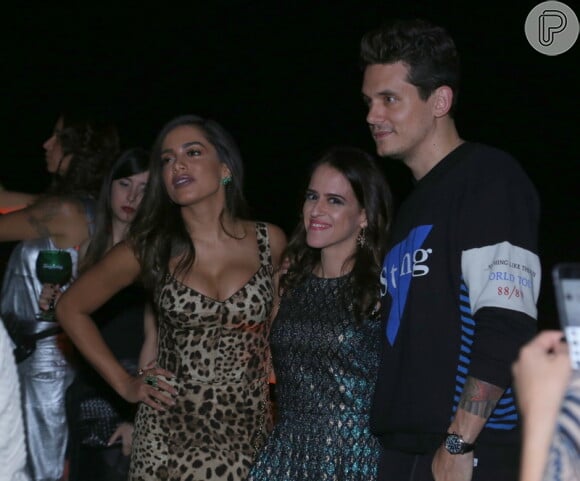 Anitta posa abraçada a John Mayer em foto e é tietada pelo cantor: 'Adorei te conhecer'
