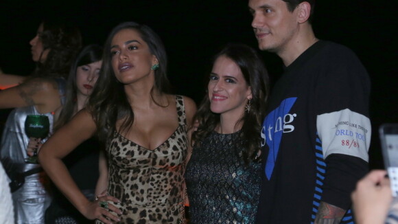 John Mayer posa abraçado à Anitta e tieta cantora em festa: 'Adorei te conhecer'
