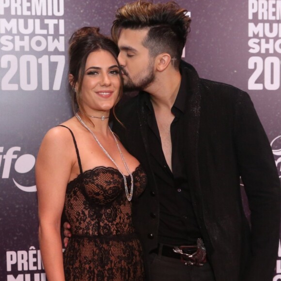 Luan Santana disse que a namorada, Jade Magalhães, não sentiu ciúmes do beijo que deu em Tatá Wernek no 'Lady Night'
