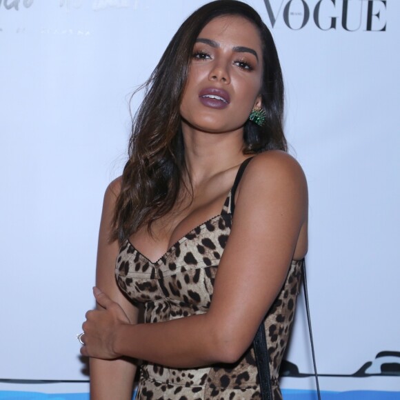 O vestido usado por Anitta, da grife Dolce & Gabbana, custa R$ 9, 3 mil