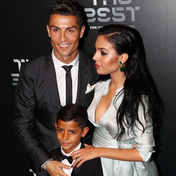 'Irei dizer em três línguas o que vou anunciar e compartilhar com vocês hoje. Pessoal, vou anunciar o nome da minha filha que vai nascer daqui a um mês', disse Cristiano Ronaldo sobre herdeira fruto de seu relacionamento com Georgina Rodríguez
