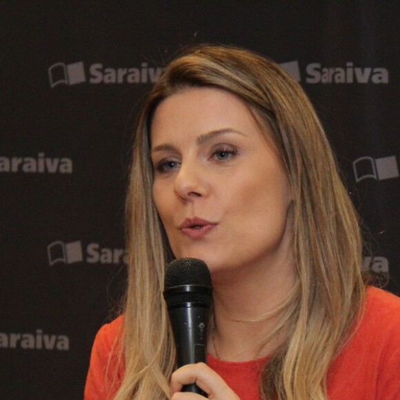Daiana Garbin conversa com leitoras ao lançar livro no Rio de Janeiro