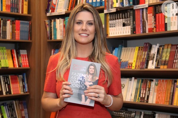 Daiana Garbin lançou o livro 'Fazendo as Pazes com o Corpo' na livraria Saraiva do shopping Rio Sul