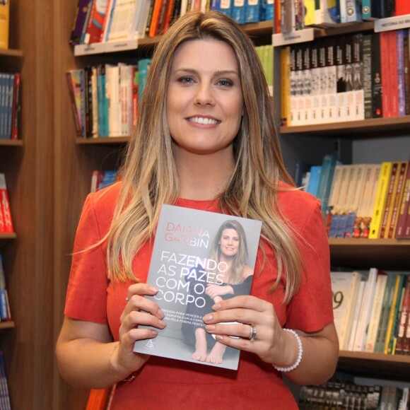 Daiana Garbin lançou o livro 'Fazendo as Pazes com o Corpo' na livraria Saraiva do shopping Rio Sul