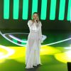 Cláudia Leitte também se apresentou no Teleton 2017 usando um vestido longo branco com transparências